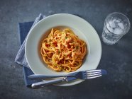 Спагетті з помідорами на тарілці — стокове фото