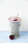 Gelato alla ciliegia fatto in casa — Foto stock