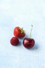 Erdbeere mit Himbeere und Kirsche — Stockfoto