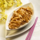 Curry di pollo rosso su riso — Foto stock