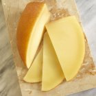 Копченый испанский сыр — стоковое фото