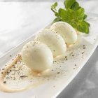 Uova di quaglia brasiliane con crema di pomodoro — Foto stock