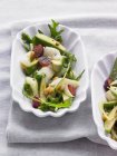 Salat mit grünen Auberginen und Rucola — Stockfoto