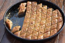 Баклавські горіхові тістечка з сиропом — стокове фото