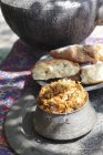 Pasta rustica di fagioli in vasi grigi all'aperto — Foto stock