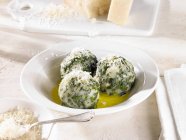 Gnocchi di spinaci con parmigiano — Foto stock