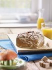 Квадратная буханка ржаного хлеба — стоковое фото