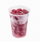 Framboises congelées dans une tasse en plastique — Photo de stock