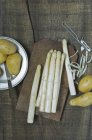 Espargos brancos frescos e batatas — Fotografia de Stock