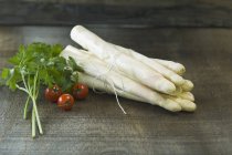Bundle of fresh white asparagus — Stock Photo