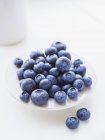 Assiette de bleuets frais — Photo de stock