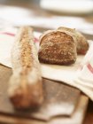 Багет і хлібні рулони — стокове фото