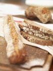 Сельский хлеб и рулоны — стоковое фото