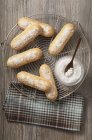 Biscuits au doigt sur support métallique — Photo de stock