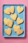 Vue du dessus des biscuits en forme de coeur en sucre sur plateau bleu — Photo de stock