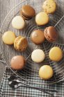 Macarons dans différentes nuances — Photo de stock