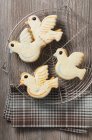Quattro biscotti di colomba pasquali — Foto stock