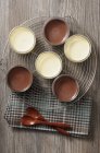 Baunilha e creme de chocolate em copos — Fotografia de Stock