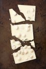 Сломанный белый шоколад с фундуком — стоковое фото