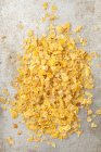 Fiocchi di mais versati sulla superficie — Foto stock