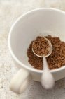 Nahaufnahme von Granulatkaffee mit Löffel in weißer Tasse — Stockfoto