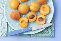 Fresh halved apricots — Stock Photo
