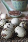 Uova di quaglie con cucchiaio di riso rosso — Foto stock