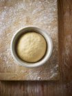 Massa de farinha de pão em prato — Fotografia de Stock