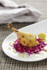 Roasted chicken leg with red cabbage — Stock Photo