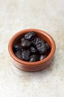 Getrocknete schwarze Oliven in Schüssel — Stockfoto