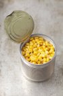 Boîte ouverte de maïs doux — Photo de stock