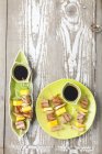 Tuna skewers with mango and onions — Stock Photo