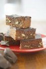 Pile de brownies aux noix servant — Photo de stock