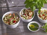 Salada de massas com ervilhas — Fotografia de Stock