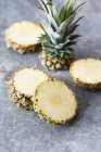 Ananas a fette crude — Foto stock