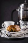 Croissant al cioccolato e una tazza di caffè — Foto stock
