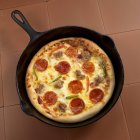 Pizza con salsiccia e peperoni — Foto stock