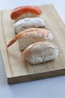 Sushi nigiri com camarão e peixe — Fotografia de Stock
