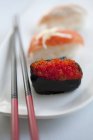 Sushi com caviar de salmão e salmão — Fotografia de Stock