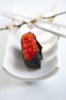 Sushi com caviar de salmão — Fotografia de Stock