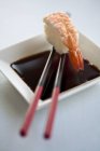 Salsa de soja con sushi nigiri de gambas - foto de stock