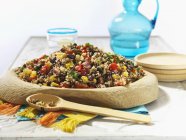 Salada de quinoa com pimentas — Fotografia de Stock