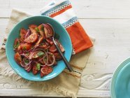 Томатний салат з цибулею — стокове фото