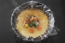 Японський крем яйце в тарілку з мембраною — стокове фото