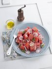 Melão e salada de rabanete no prato — Fotografia de Stock