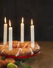 Gâteau de couronne de l'avent avec des bougies — Photo de stock