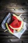 Fatias de melancia em paus — Fotografia de Stock