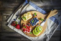 Sanduíches de frutas abertas — Fotografia de Stock