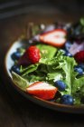 Зелений салат з Ракетно-ягоди — стокове фото