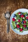 Salade verte avec fusée sur assiette — Photo de stock